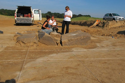 Mise en place du carroyage (quadrillage du terrain) permettant le relevé cartographique des vestiges.