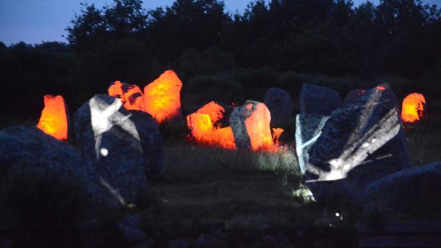 Les alignements du Ménec lors d’une illumination en juillet 2015