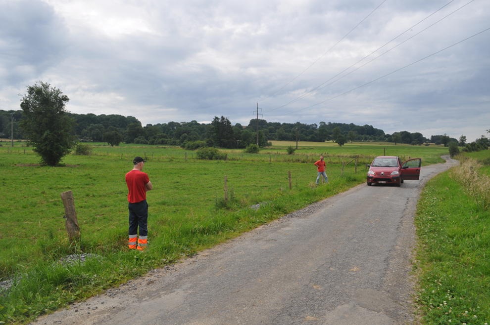 Le monolithe a été découvert le long du chemin, entre les deux messieurs.