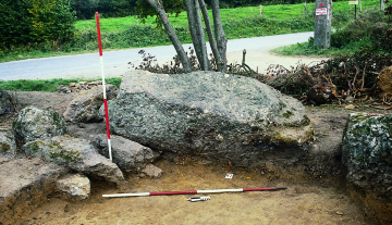 Un des menhirs voisins de l’allée couverte de «Wéris I » lors de la reprise des recherches par le Service national des Fouilles en 1979.