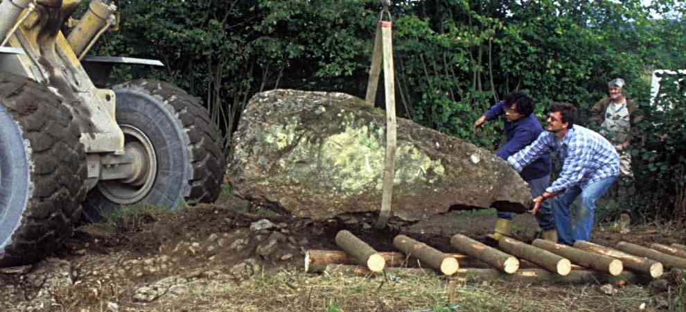 Positionnement du menhir à l'aide d'un bulldozer sur les rondins.