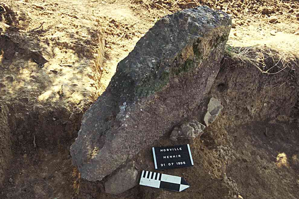 Le menhir de Morville dans sa fosse d'érection néolithique.