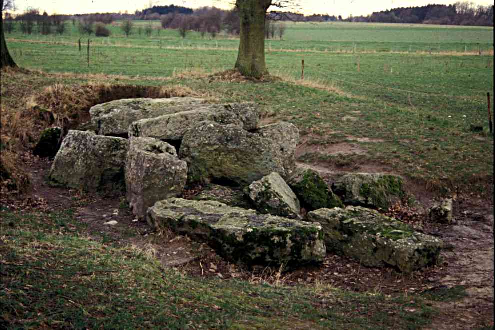 Le monument avant les fouilles modernes de 1996-97.